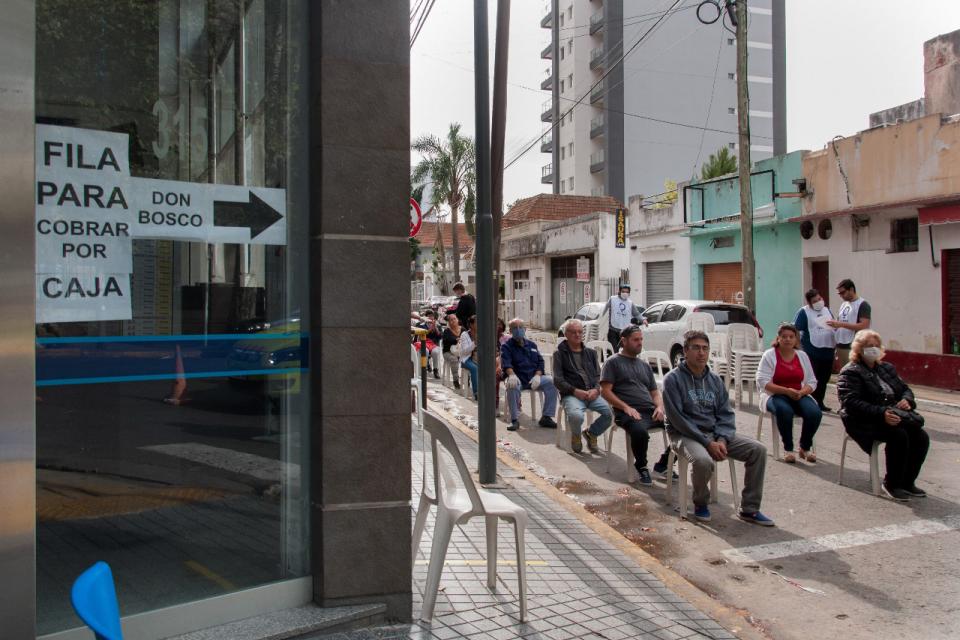 imagen de personas esperando para cobrar